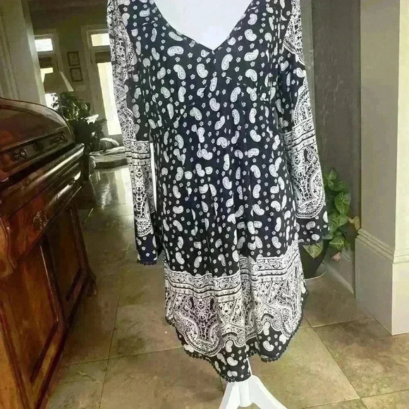 Nostalgia Boho ladies dress NWT Large. Flowy airy fringe on sleeves and bottom. - Picture 7 of 10